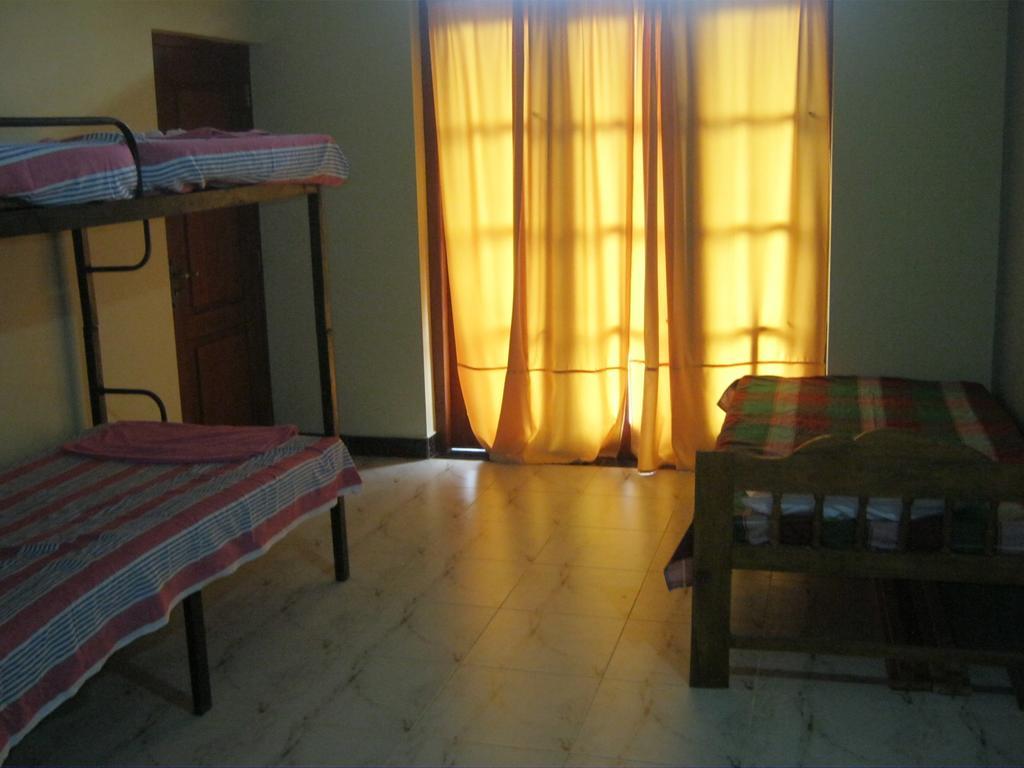 Aurora - Negombo Budget Hostel Rum bild