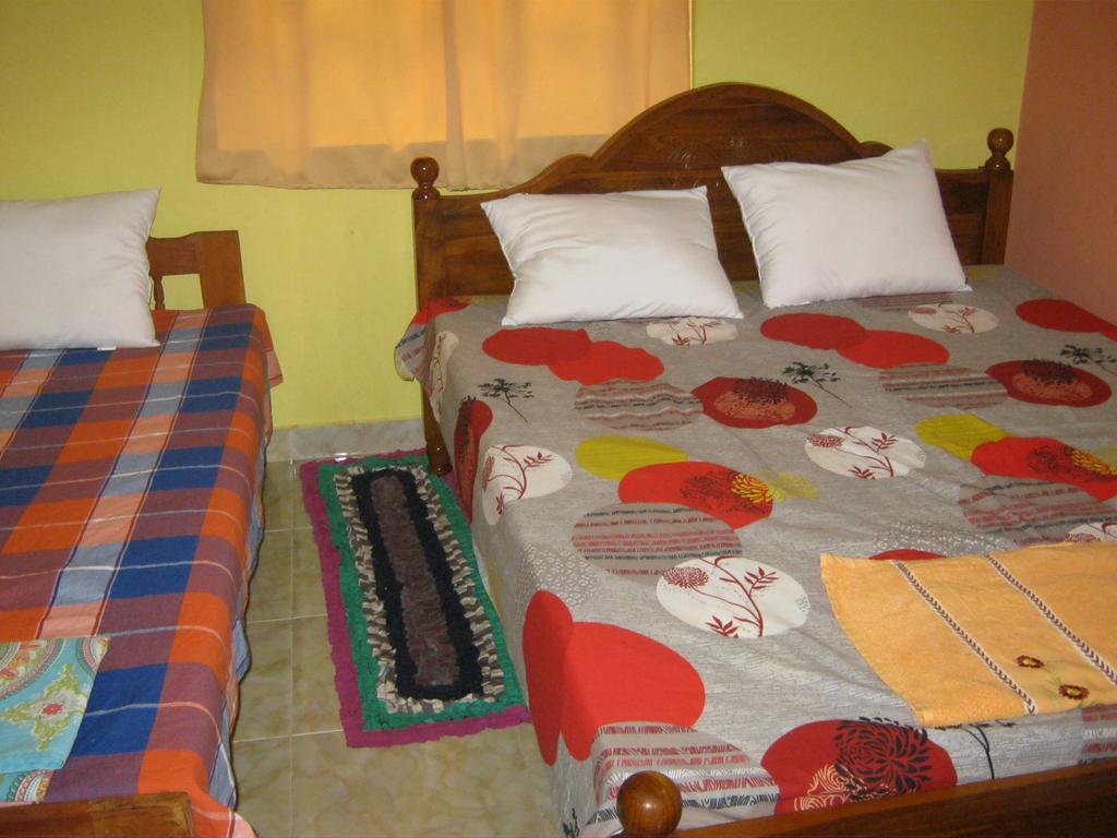 Aurora - Negombo Budget Hostel Rum bild