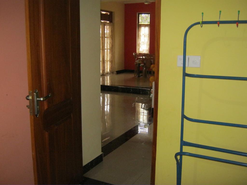 Aurora - Negombo Budget Hostel Rum bild